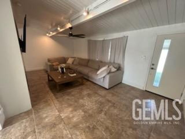 909 Oberlin Court, Bakersfield, CA 93305