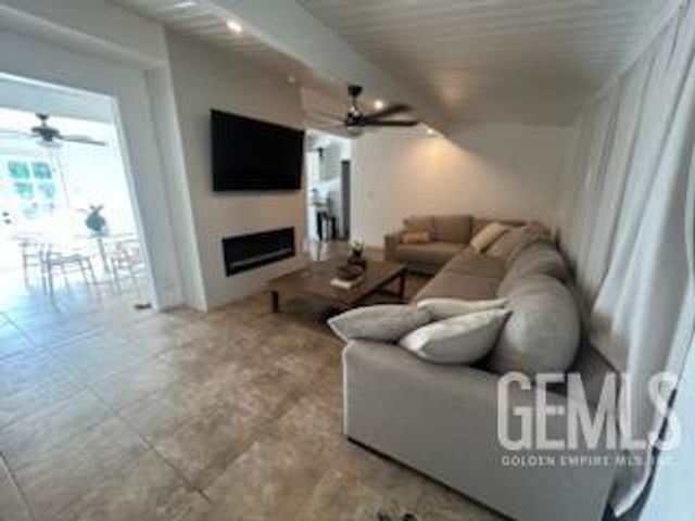 909 Oberlin Court, Bakersfield, CA 93305