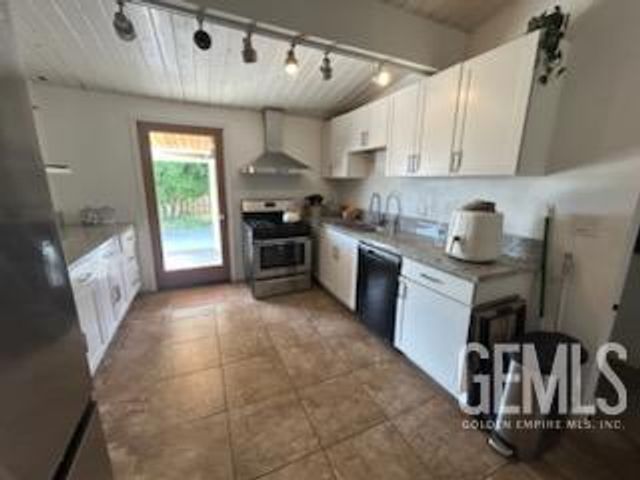 909 Oberlin Court, Bakersfield, CA 93305