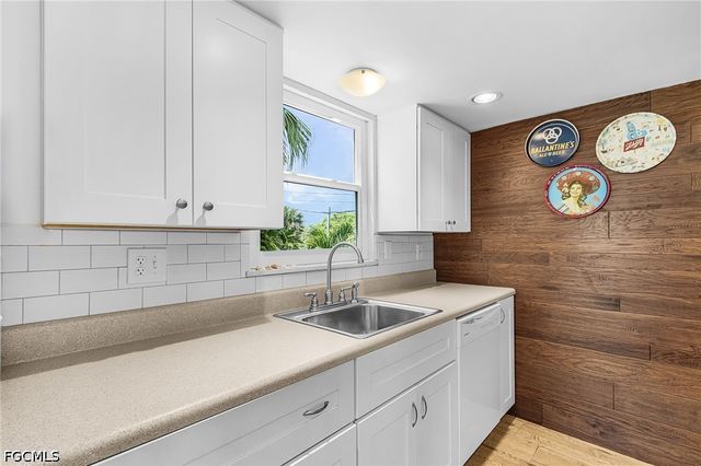 2432 Sycamore ST, St James City, FL 33956