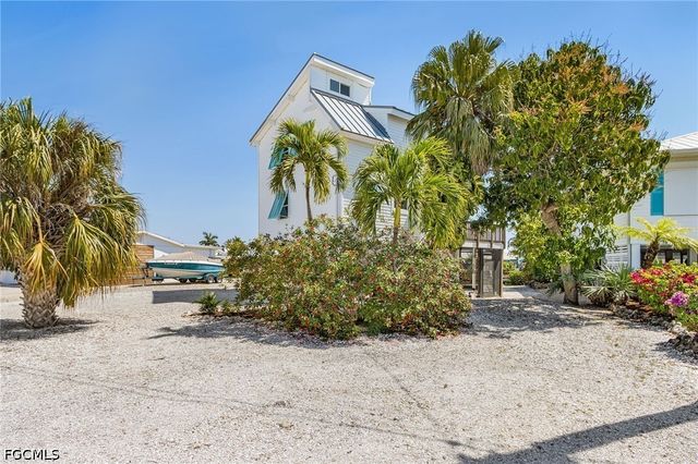 2432 Sycamore ST, St James City, FL 33956