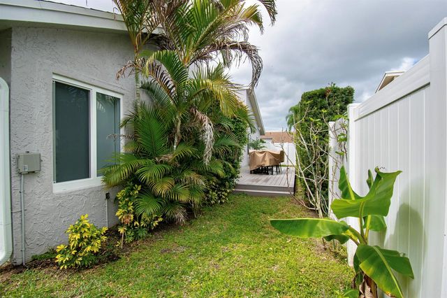 7484 Malibu Crescent, Boca Raton, FL 33433