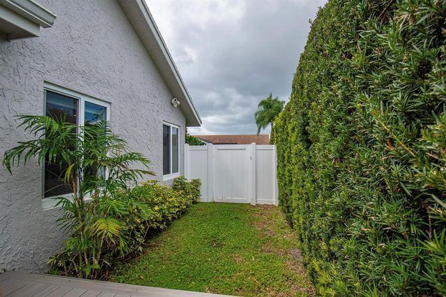7484 Malibu Crescent, Boca Raton, FL 33433
