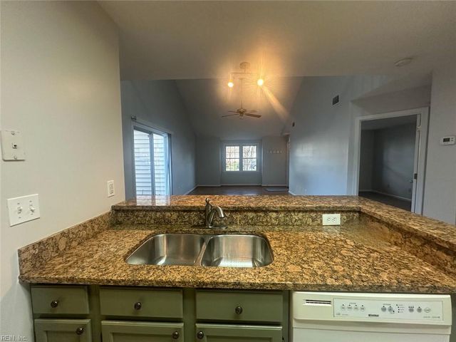 1309 Quail Creek Holw Apt B, Chesapeake, VA 23320