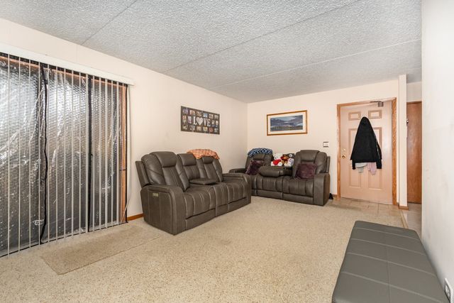 1472 N Rock Run Drive 1B, Crest Hill, IL 60403