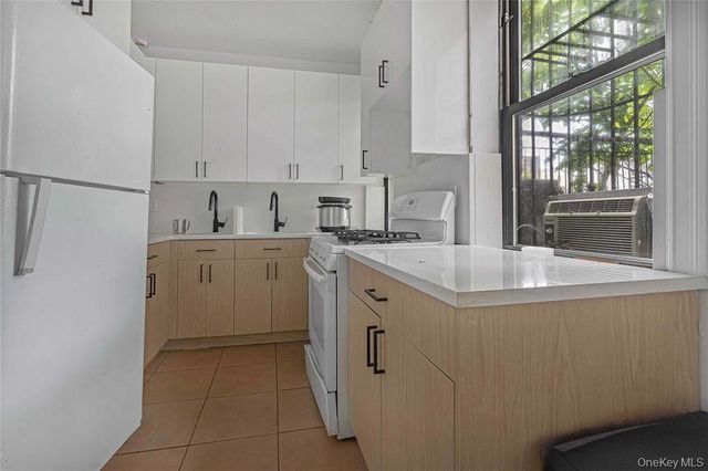 422 Bedford Avenue, Brooklyn, NY 11249