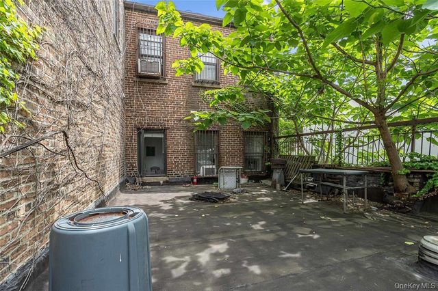 422 Bedford Avenue, Brooklyn, NY 11249