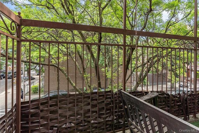 422 Bedford Avenue, Brooklyn, NY 11249