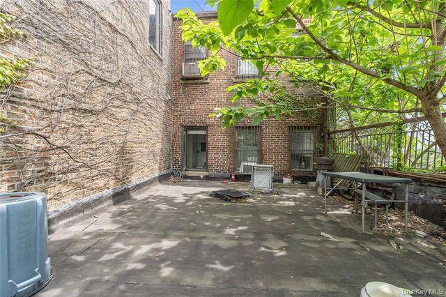 422 Bedford Avenue, Brooklyn, NY 11249