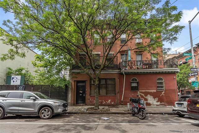 422 Bedford Avenue, Brooklyn, NY 11249