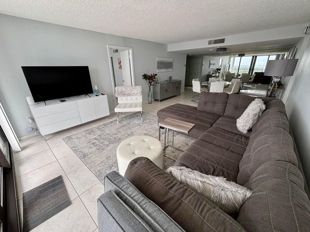 5600 N FLAGLER Drive 2105, West Palm Beach, FL 33407