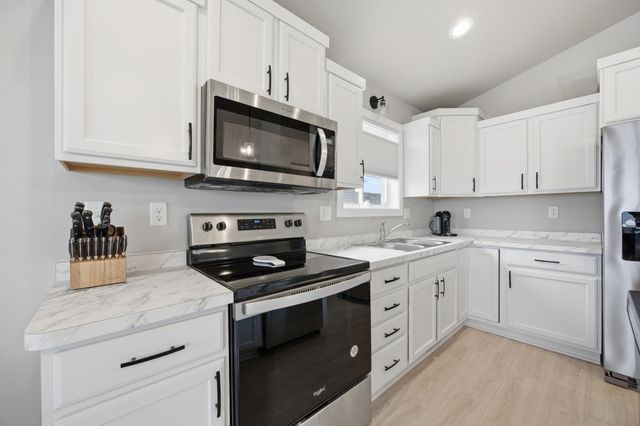 6769 70th Avenue S, Horace, ND 58047