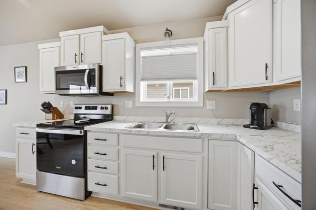 6769 70th Avenue S, Horace, ND 58047