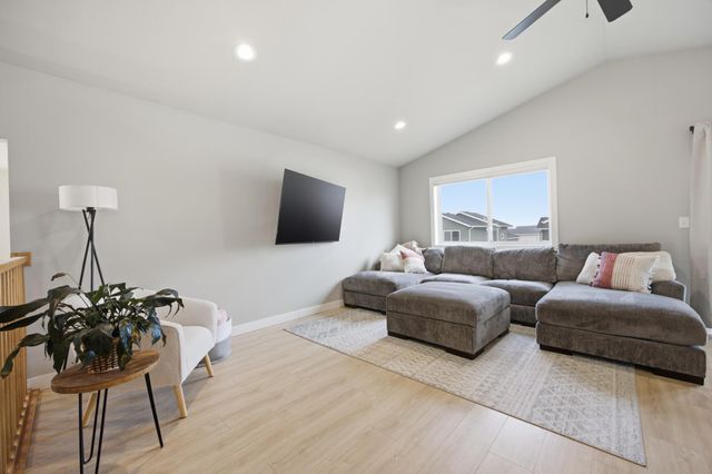 6769 70th Avenue S, Horace, ND 58047