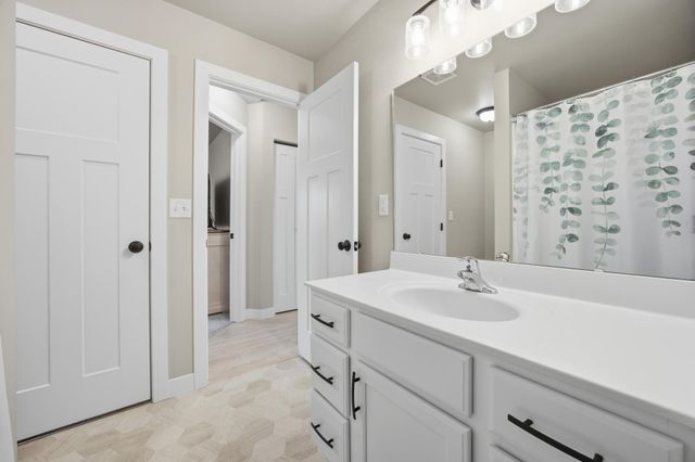 6769 70th Avenue S, Horace, ND 58047