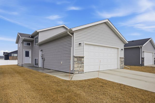 6769 70th Avenue S, Horace, ND 58047