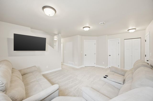 6769 70th Avenue S, Horace, ND 58047