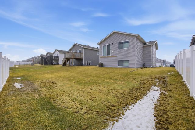 6769 70th Avenue S, Horace, ND 58047