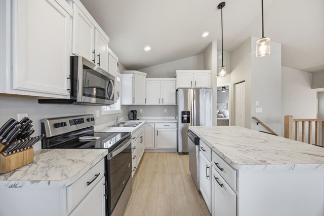 6769 70th Avenue S, Horace, ND 58047