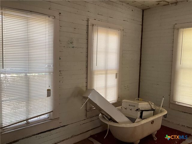 222 York Street, Yorktown, TX 78164