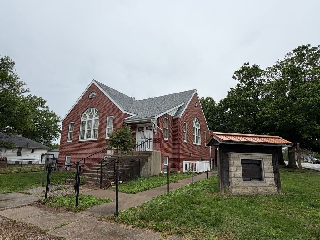 Image 1 of property listing at 101 W Hardin Street, Centralia, IL 62801