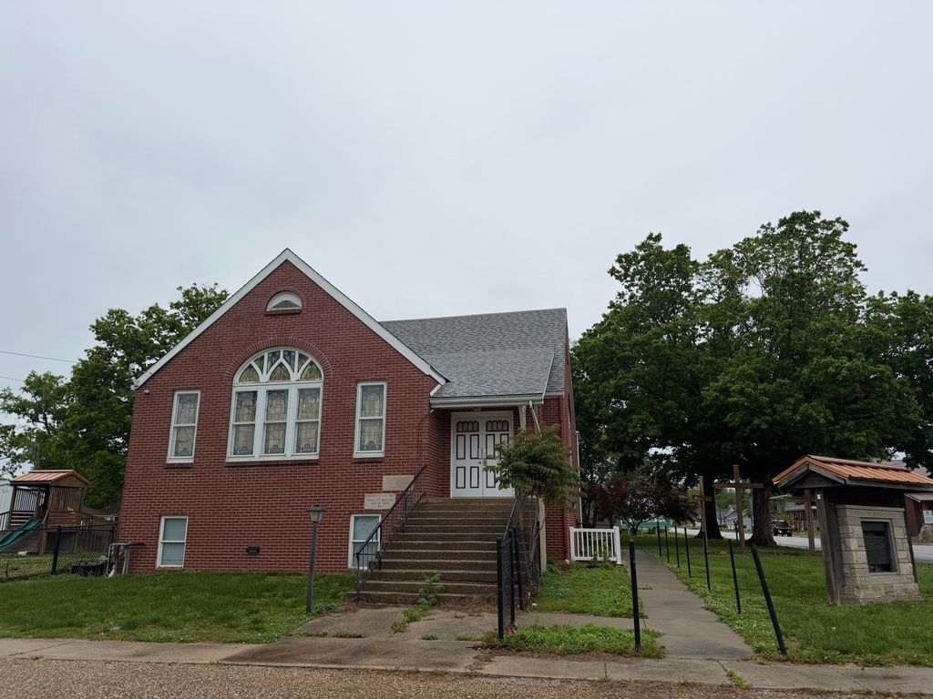 Image 3 of property listing at 101 W Hardin Street, Centralia, IL 62801