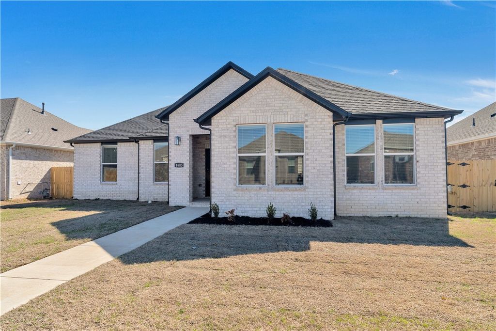 4805 W Sturgeon Street, Fayetteville, AR 72704