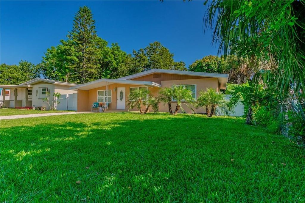 Image 24 of property listing at 5418 11TH AVENUE S, Gulfport, FL 33707