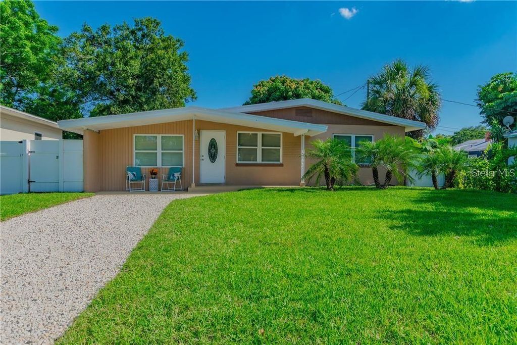 Image 27 of property listing at 5418 11TH AVENUE S, Gulfport, FL 33707