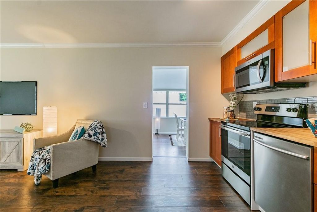 Image 5 of property listing at 5418 11TH AVENUE S, Gulfport, FL 33707