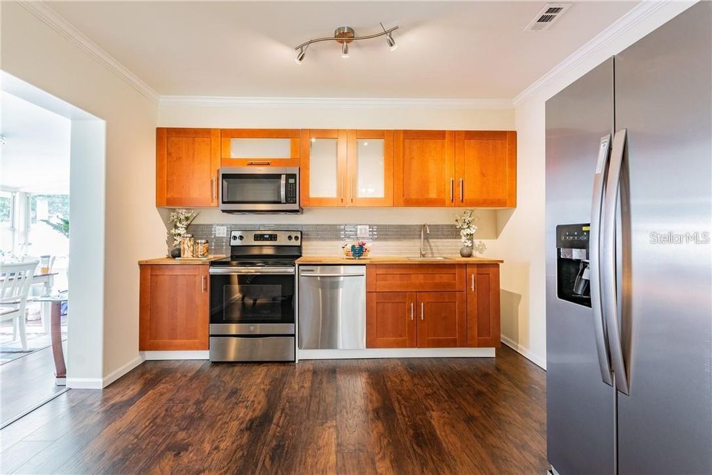 Image 6 of property listing at 5418 11TH AVENUE S, Gulfport, FL 33707