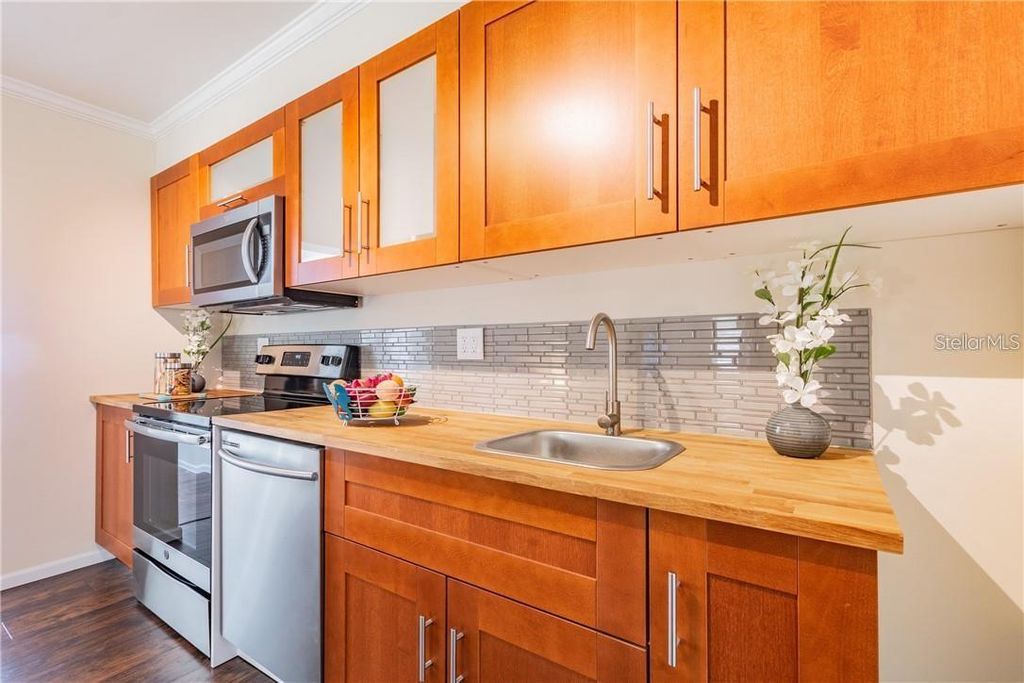 Image 8 of property listing at 5418 11TH AVENUE S, Gulfport, FL 33707