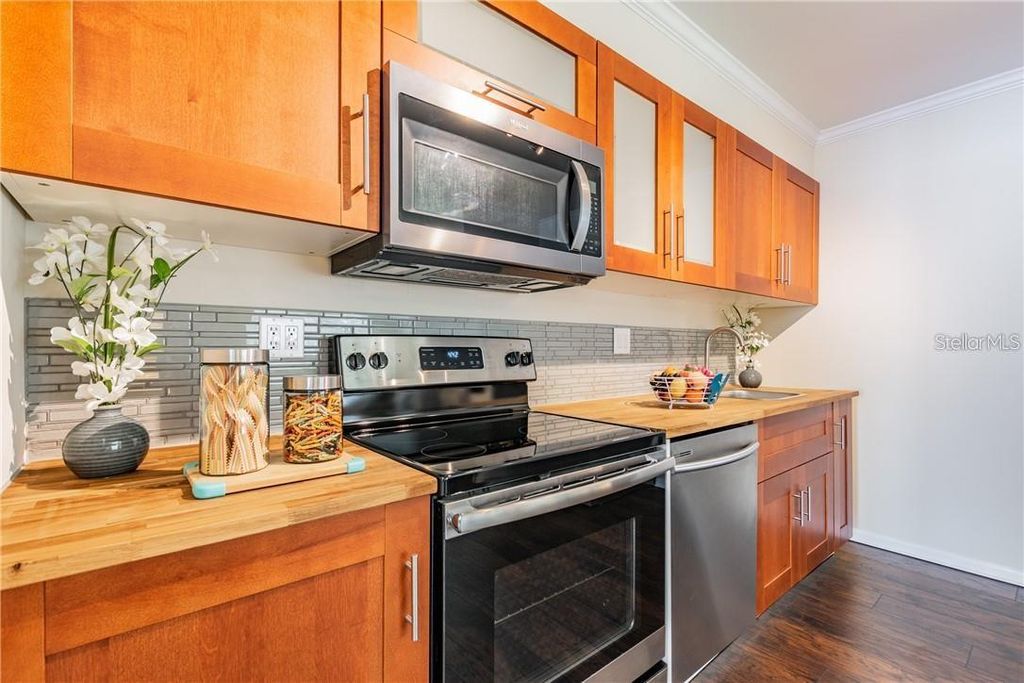 Image 9 of property listing at 5418 11TH AVENUE S, Gulfport, FL 33707