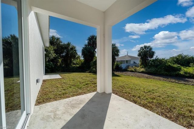 510 Kingsbury LN, Lehigh Acres, FL 33974