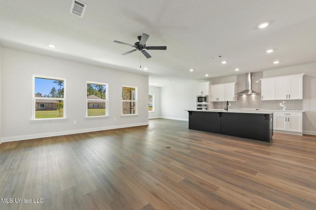 6620 Palm Pointe Drive, Ocean Springs, MS 39564