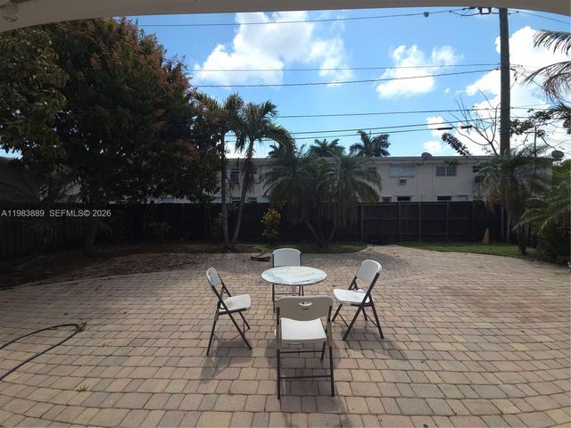804 NE 2nd St, Hallandale Beach, FL 33009