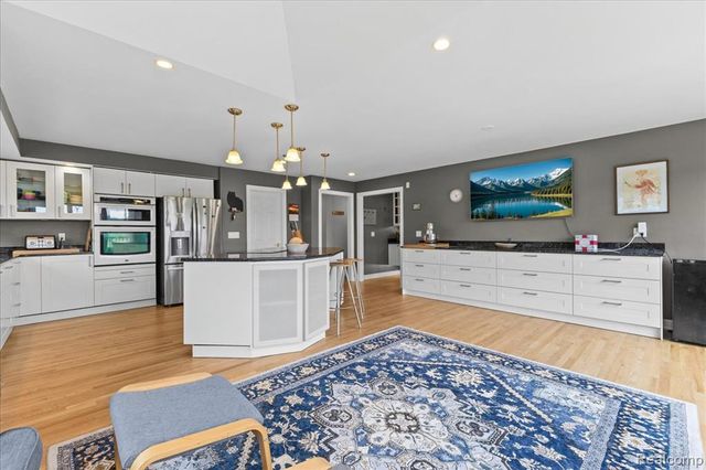 2160 W Buell Rd, Oakland, MI 48363
