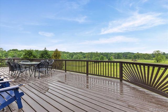 2160 W Buell Rd, Oakland, MI 48363