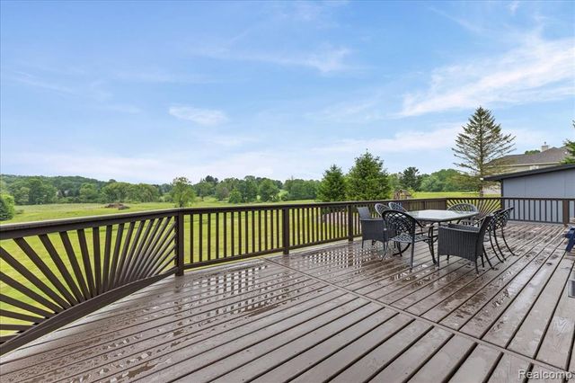 2160 W Buell Rd, Oakland, MI 48363