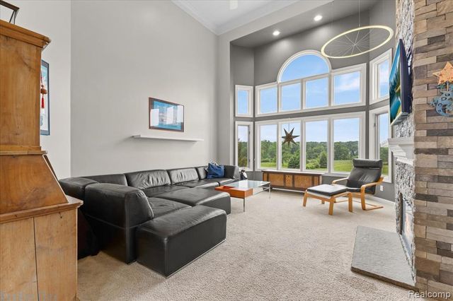 2160 W Buell Rd, Oakland, MI 48363