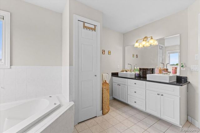 2160 W Buell Rd, Oakland, MI 48363