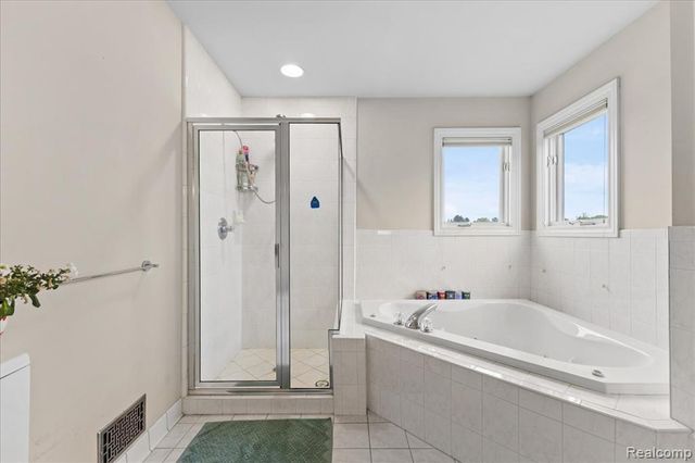 2160 W Buell Rd, Oakland, MI 48363