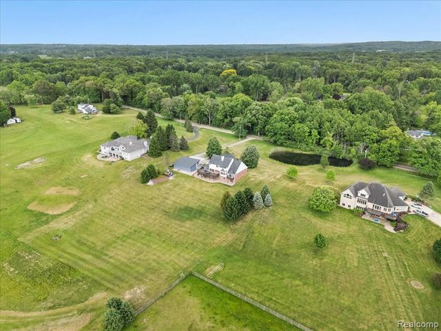 2160 W Buell Rd, Oakland, MI 48363