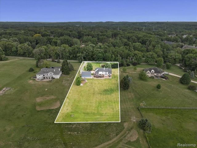2160 W Buell Rd, Oakland, MI 48363
