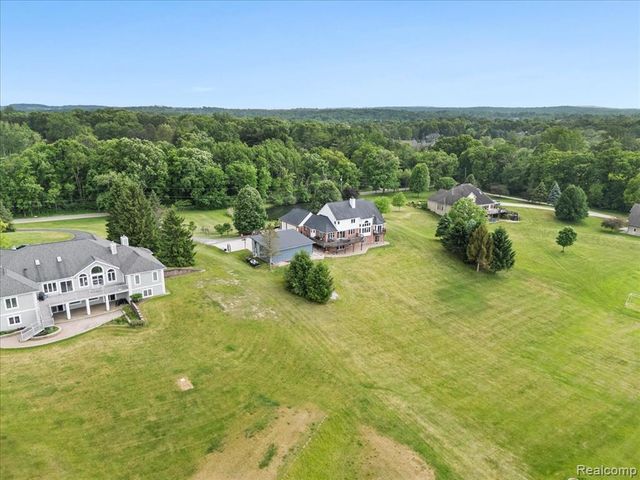 2160 W Buell Rd, Oakland, MI 48363