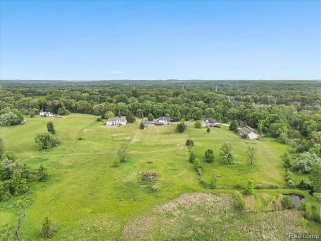 2160 W Buell Rd, Oakland, MI 48363