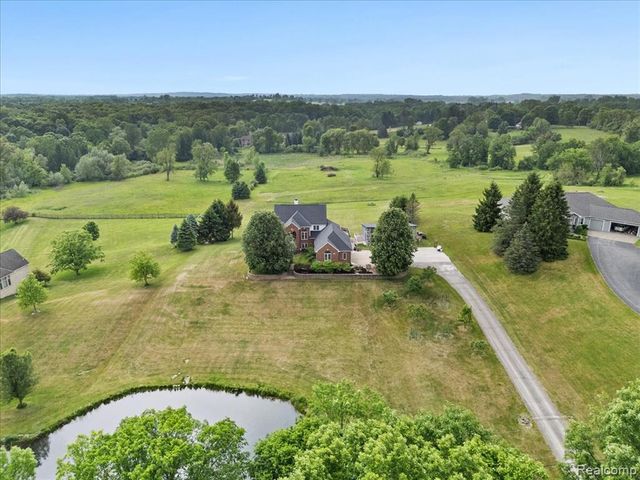 2160 W Buell Rd, Oakland, MI 48363