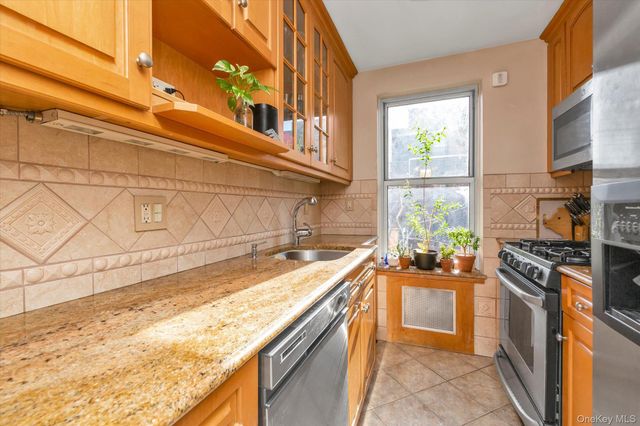 67-12 Yellowstone Boulevard E8, Forest Hills, NY 11375