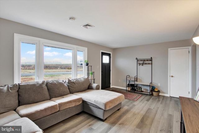 30 LAUSCH RD, Denver, PA 17517