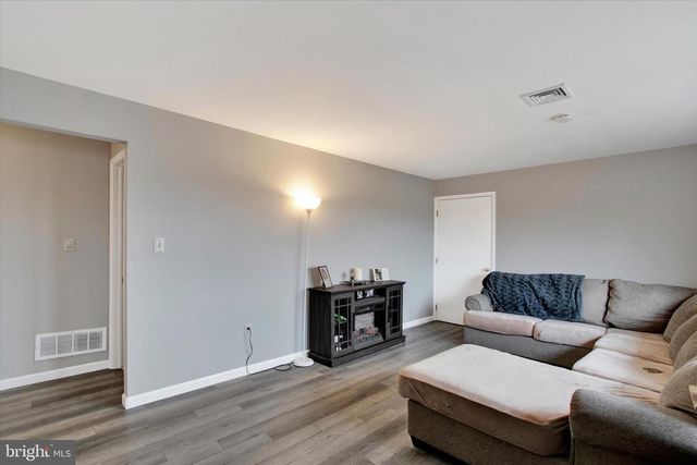 30 LAUSCH RD, Denver, PA 17517